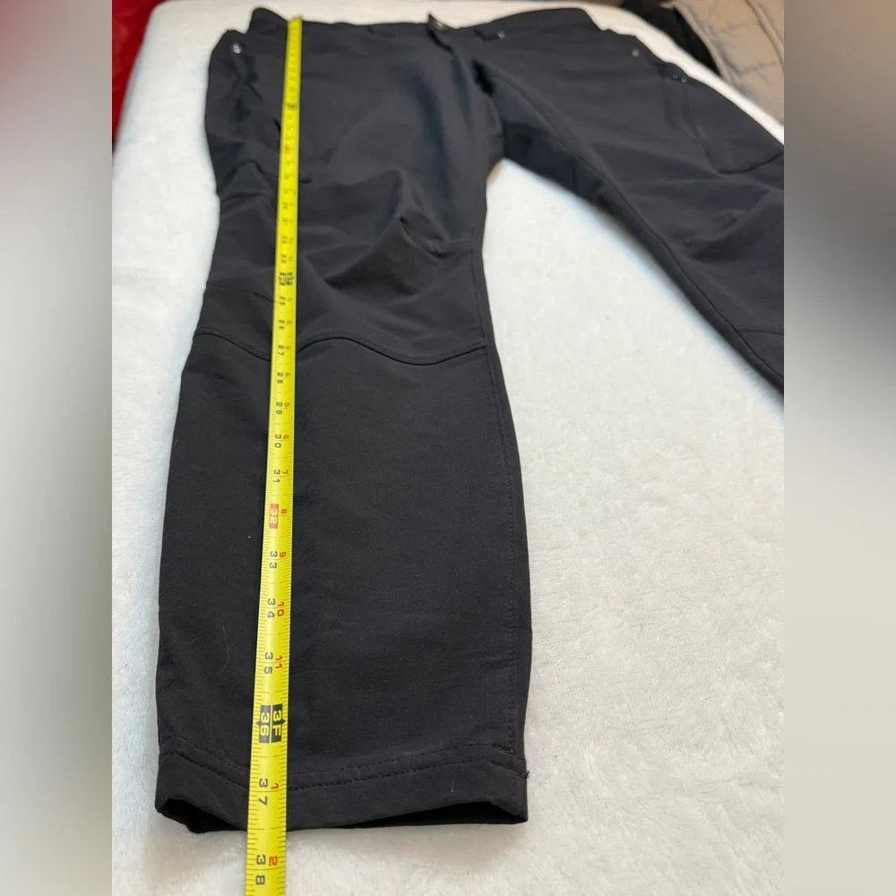 Duluth Trading Co Women's Black Zip Cargo Pocket Pants - Picture 4 of 8